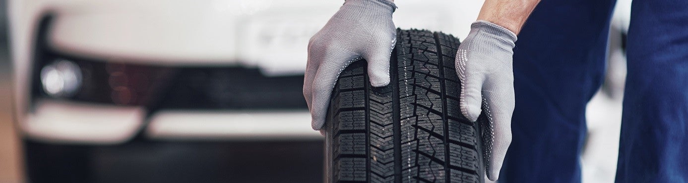 Kia Service Technician Changing a Vehicle's Tires